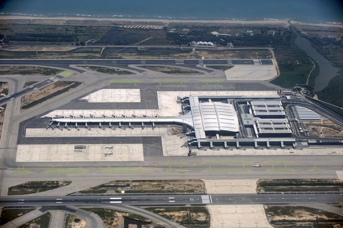 Ricardo_Bofil_aeropuerto_de_barcelona_peruarki_090526-24(0097)