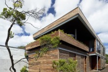 Casa Lineal de madera y acero por Architects EAT